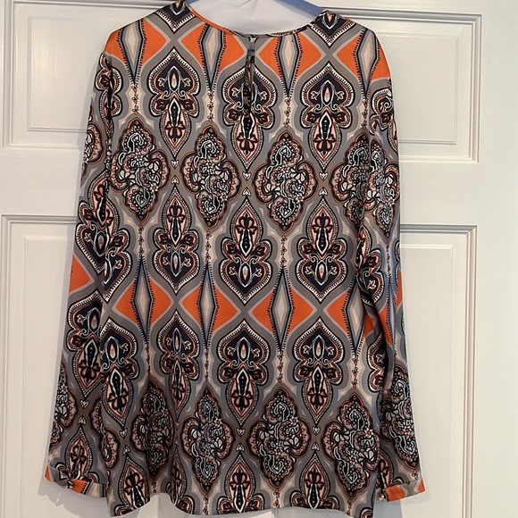 Craig Taylor 💯silk blouse. Gorgeous print in silver, blue, white. Keyhole neck - Picture 3 of 13